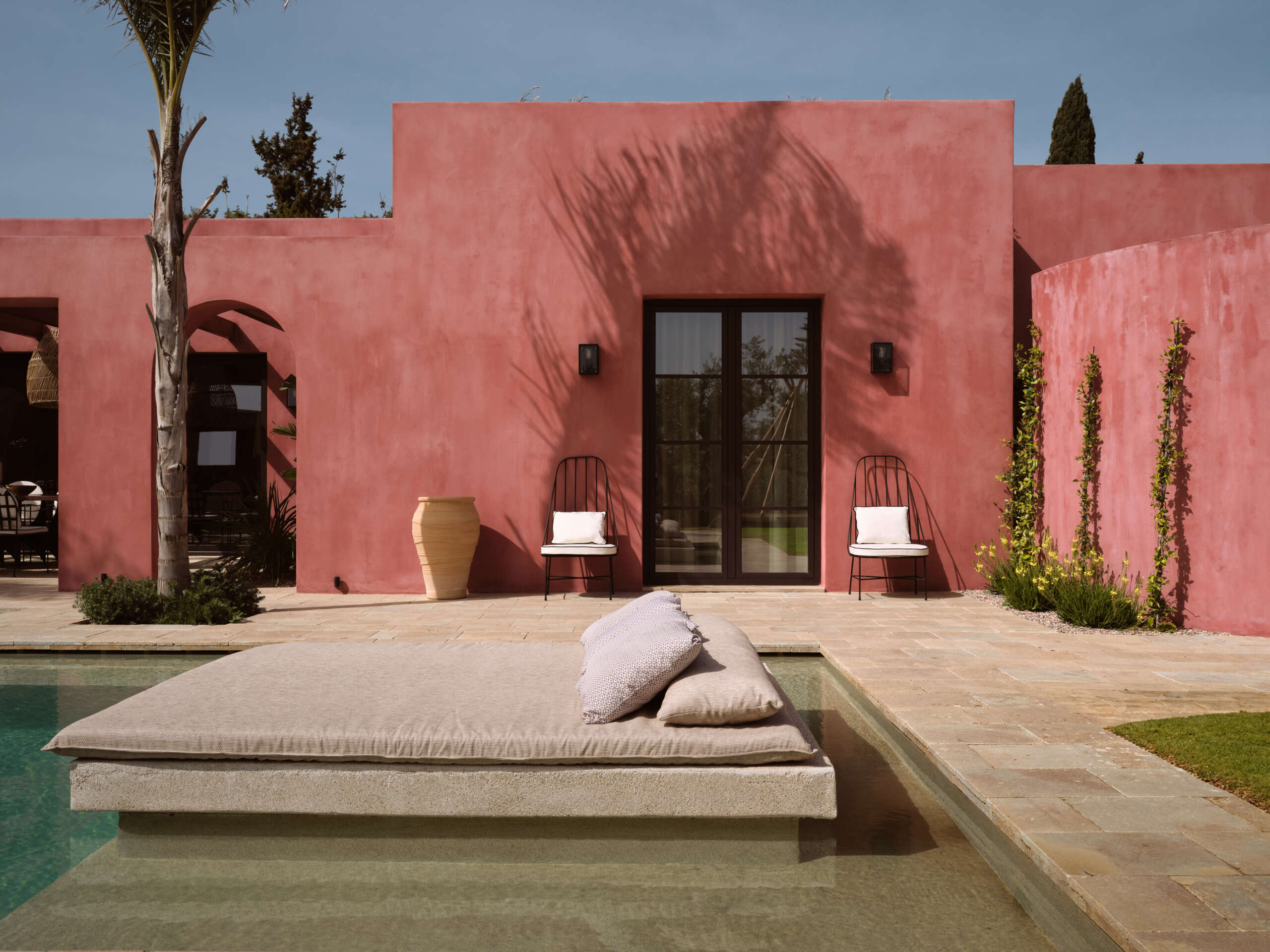 This Villa marries Zakynthian style with theatrical flourishes, making it a show-stopping hideaway in a serene location. This Villa marries Zakynthian style with theatrical flourishes, making it a show-stopping hideaway in a serene location.